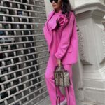 Przedłużana luźna marynarka i długie spodnie dzwony LaMilla.