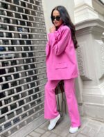 Różowa marynarka i spodnie dzwony Lamilla.