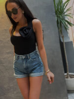 Czarne body z różą Lamilla.