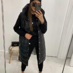 Przedłużana czarna kamizelka lakierowana.