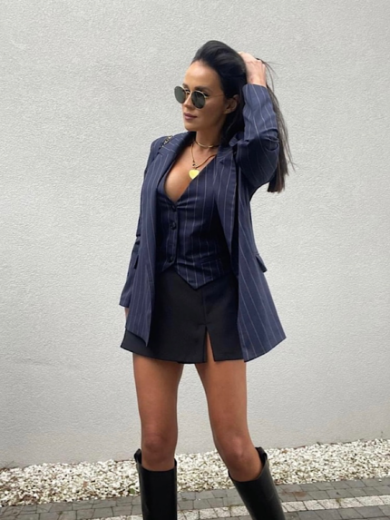 granatowa marynarka w prążek