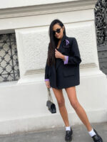 kobieta w marynarce z różą