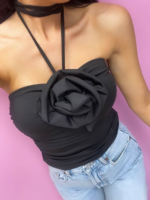 kobieta w topie czarnym