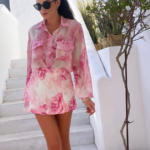 Komplet spoedenko-spódniczki i bluzka w jasno różowe kwiaty na śmietankowym tle.