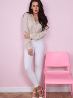 Wiskozowo-lniana koszula z długim rękawem, zapinana na złote guziki.