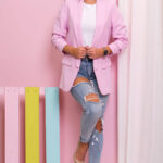 Różowa marynarka z drapowanym rękawkiem 3/4.