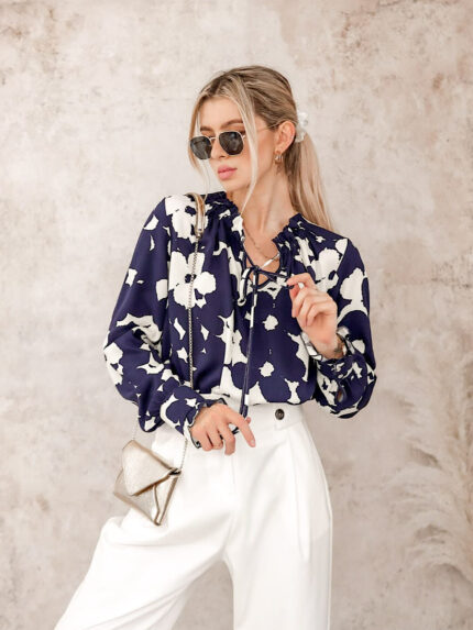 bluzka w granatowe kwiaty