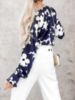 Bluzka w kwiaty z troczkiem przy dekoldzie, którym można regulować głębokość dekoldu.