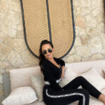 Czarne leginsy LaMilla z białym lampasem z logowaniem marki.