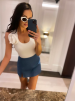 body z dekoldem na szerokich ramiączkach