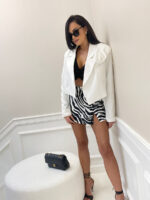 Biała marynarka z różą LaMilla.