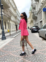 Kobiecy komplet w kratkę składający się z marynarki i spodenek LaMilla.