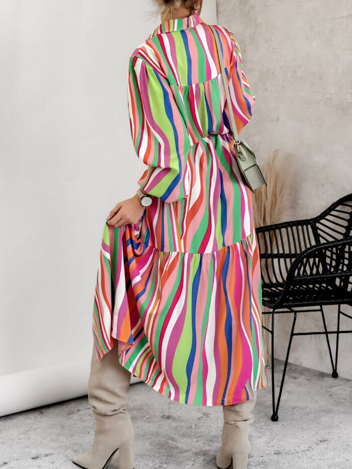 Długa sukienka z wiskozy w kolorowym wzorze marki Simplicity.