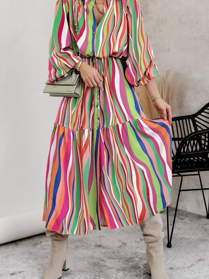 Kolorowa maxi sukienka zapinana na drewniane guziki Simplicity.
