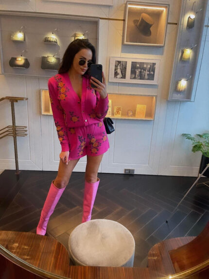 Różowy sweterkowy komplet w kwiaty LaMilla.