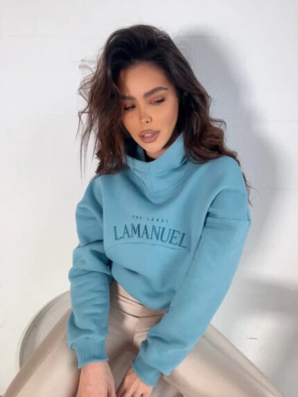 Krótka niebieska bluza z kapturem z marki La Manuel.