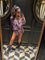 Marynarka z poduszkami na ramionach w fioletowe kwiaty LaMilla.