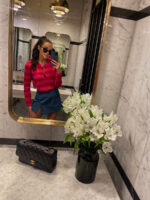 Kolorowy krótki sweterek w paski zapinany na złote guziki LaMilla.