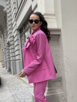 Marynarka z różą i spodnie z wysokim stanem LaMilla.