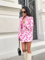 marynarka w różowo białym kolorze