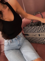 Krótka bluzka z dekoldem w serek LaMilla.