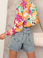 Bluzka z kołnierzykiem zapinana na guziki Simplicity.