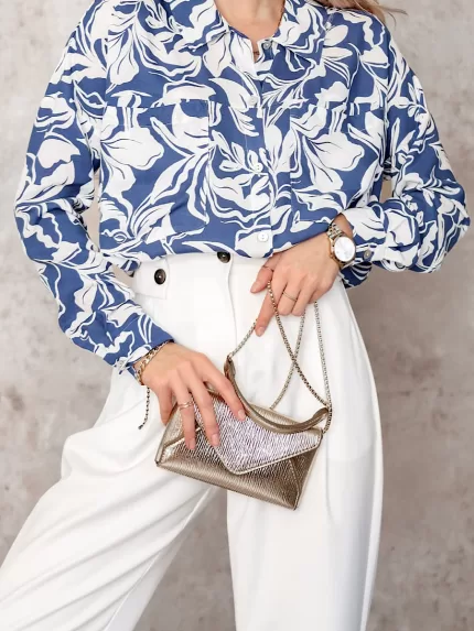 Koszula w biało niebieskie kwiaty Simplicity.