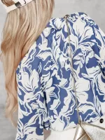 Bluzeczka z długim rękawem w niebiesko białe kwiaty.