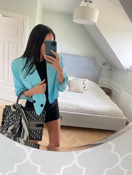 Krótka, niebieska marynarka LaMilla.