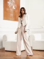 Szerokie spodnie i marynarka w beżu LaMilla.