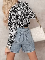 Bluzka zapinana na drewniane guziki Simplicity.