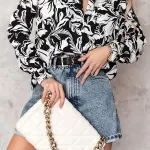 Bluzka w czarno białe kwiaty Simplicity.