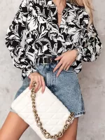 Bluzka w czarno białe kwiaty Simplicity.