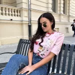 T-shirt w drobne kwiaty na różowym tle LaMilla.