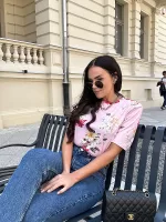 T-shirt w drobne kwiaty na różowym tle LaMilla.