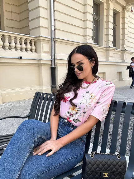 T-shirt w drobne kwiaty na różowym tle LaMilla.