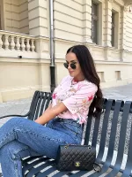 Bluzeczka w pudrowym różu w kwiaty LaMilla.