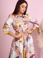 Sukienka w kwiaty zapinana na guziki w rozkloszowanym fasonie Lola Fashion.