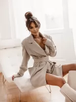 Długa marynarka w beżowym kolorze zapinana na cztery guziki LaMilla.