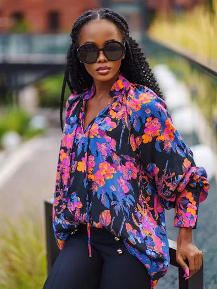 Oversizowa bluzka w kolorowe kwiaty Lola.