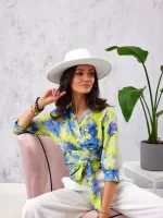 Zakładana bluzka w kwiaty Roco Fashion.