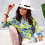 Zakładana bluzka z kopertowym dekoldem w kwiaty Roco Fashion.