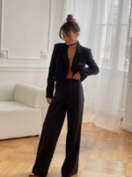 Krótki żakiet zapinany na dole na dwa guziki LaMilla.