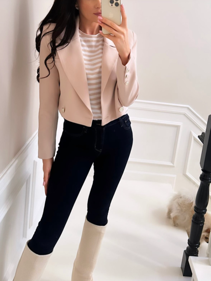 Beżowa marynarka zapinana na dwa guziki LaMilla.