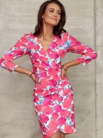 Letnia sukienka w różowe kwiaty Roco Fashion