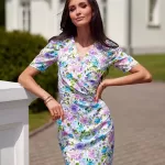 Dopasowana, mini sukienka w kwiaty polskiej produkcji Roco Fashion