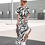 Sukienka z wiskozy w biało czarny wzór Simplicity