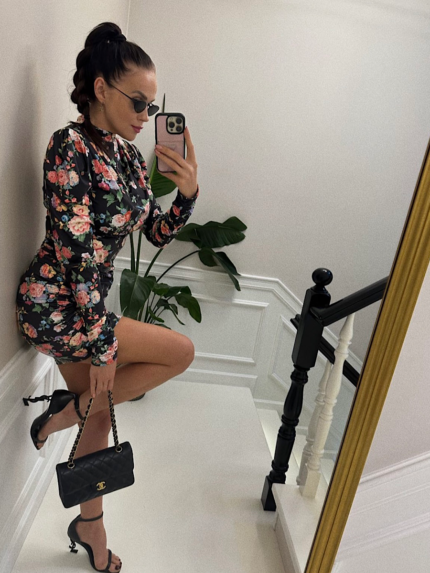 Dopasowana mini sukienka w kwiaty LaMilla