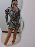 Mini sukienka w zebrę z półgolfem LaMilla