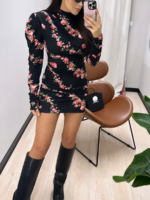 Czarna sukienka w różowe róże LaMilla